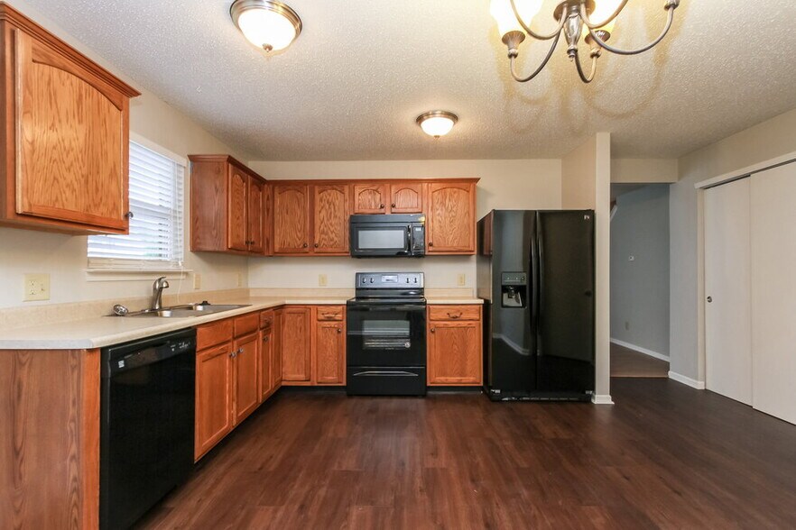 Building Photo - 2858 Ludwig Dr