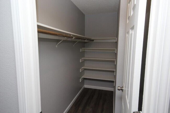 Building Photo - GREAT 1ST FLOOR CONDO