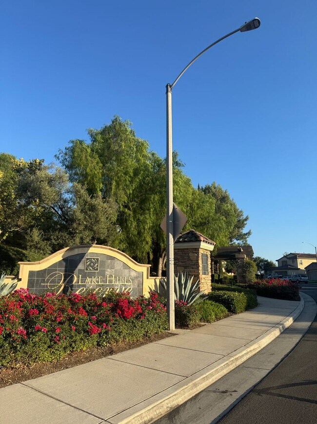 Building Photo - 5 Bedroom Lake Hills home with stunning La...