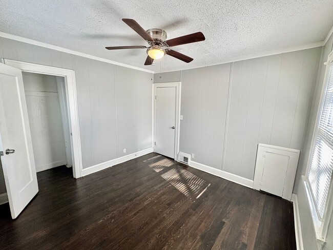 Building Photo - Spacious 2BR + Den with Hardwood Floors