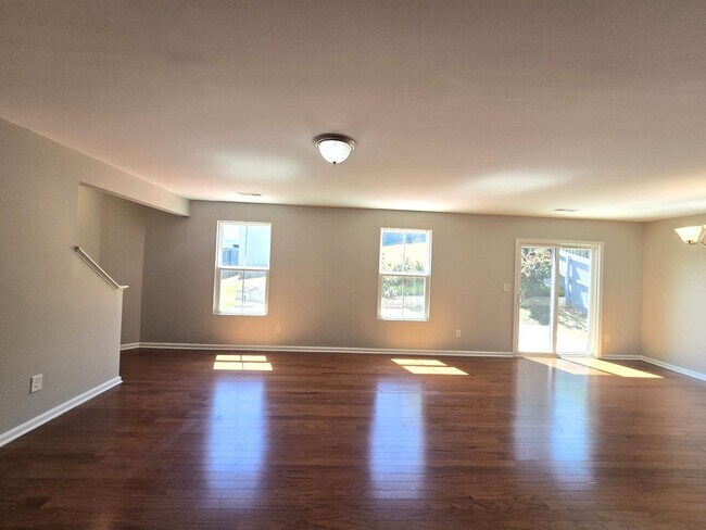 Building Photo - Beautiful Home Available for Rent in Charl...