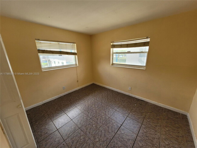 Building Photo - 5316 NW 18th Ct