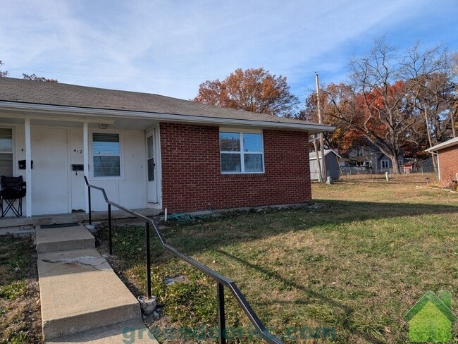 Primary Photo - 412 Holiday Dr