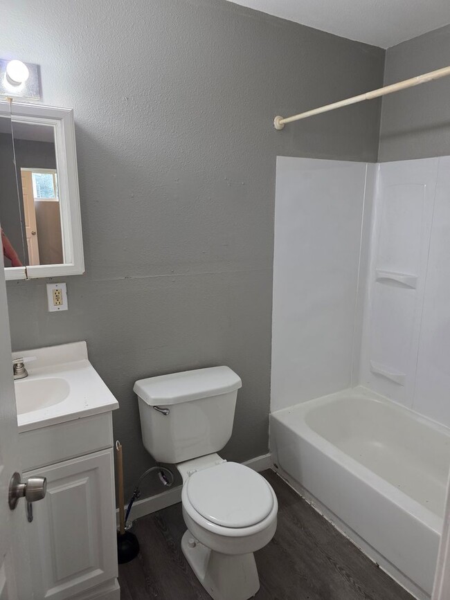 Building Photo - Lovely 3BD/1BA