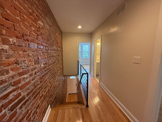 Building Photo - Newly Renovated Townhome in Philadelphia
