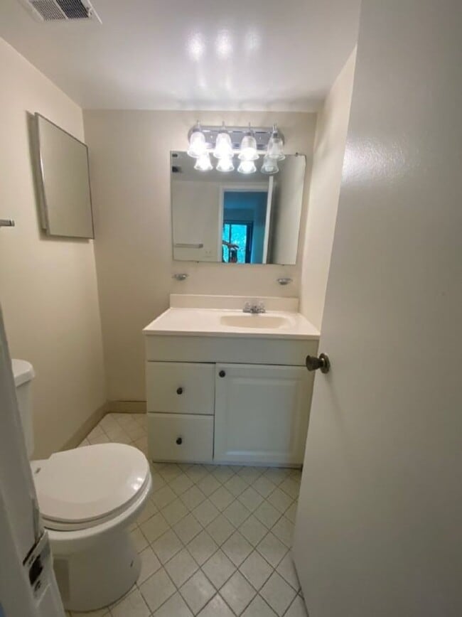 Building Photo - 2 Bedroom 1.5 Bathroom Apartment Unit Loca...