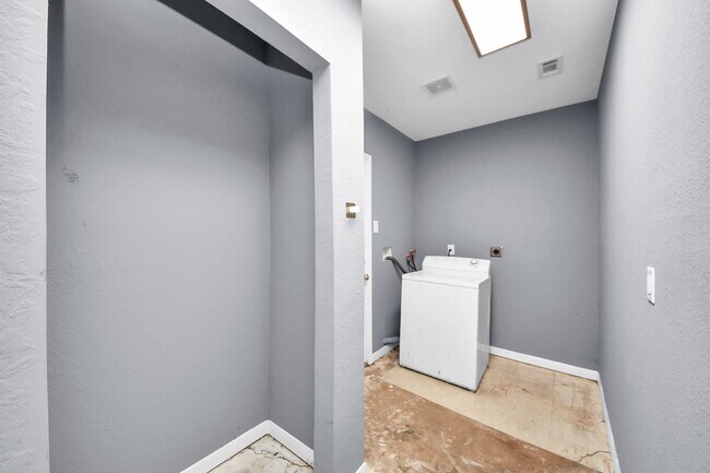Building Photo - 10021 Hazelhurst Dr