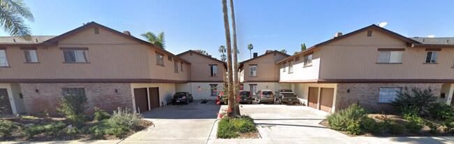 Building Photo - 2 BD 2 BA Condo in Intimate Gated Communit...