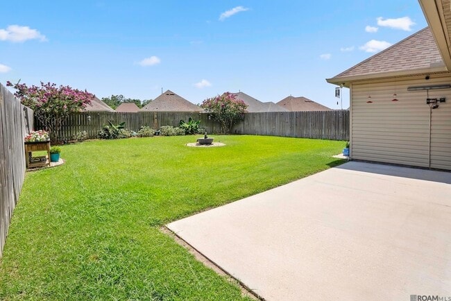 Building Photo - 439 Lake Breeze Dr