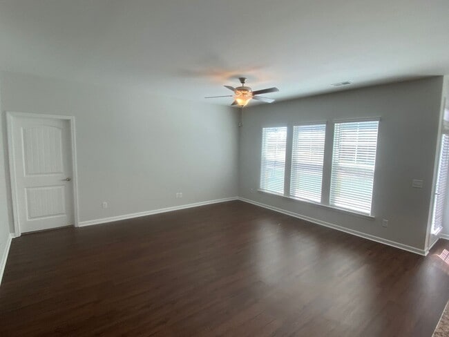 Building Photo - Spacious 4 Bedroom - great location