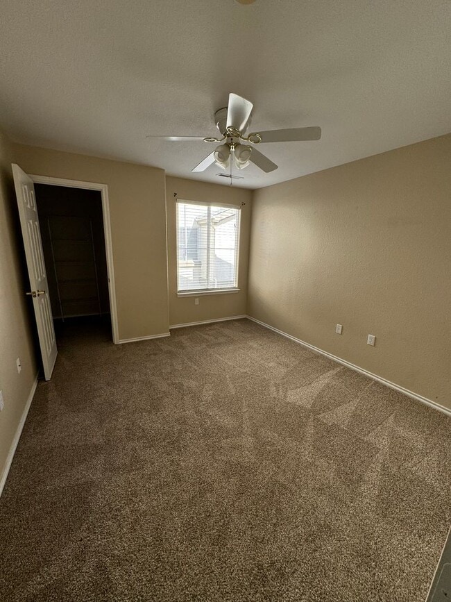 Building Photo - 2 Bedroom 2 Bathroom Condo! NORTHEAST