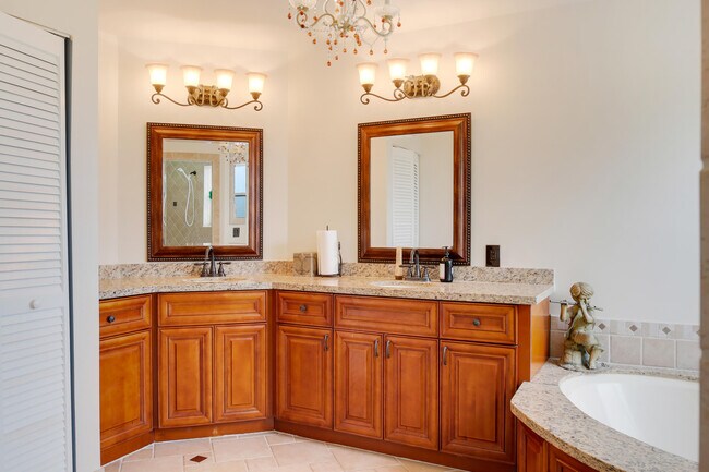 Building Photo - 2070 Chagall Cir