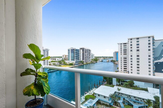 Building Photo - 715 Bayshore Dr