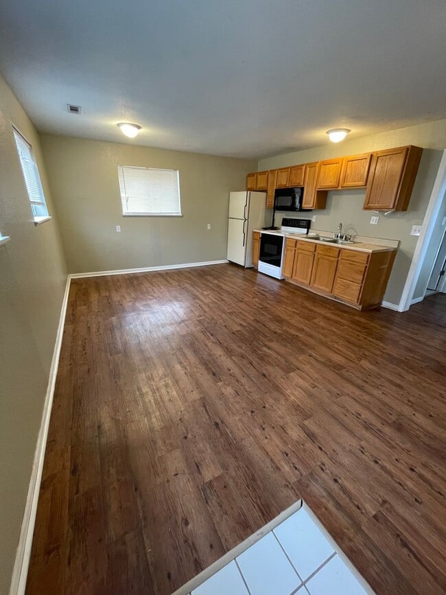 Building Photo - 2 bed/ 1 bath Single Family House