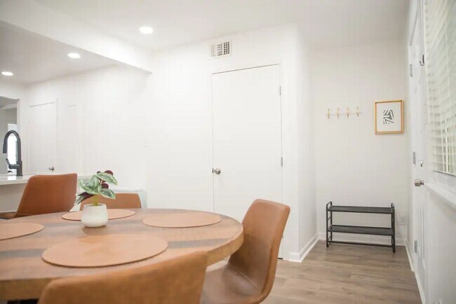 Building Photo - Fully Renovated 2x1 in a fabulous location!