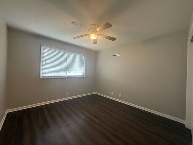 Building Photo - 2 Bedroom Unit was recently renovated. Liv...