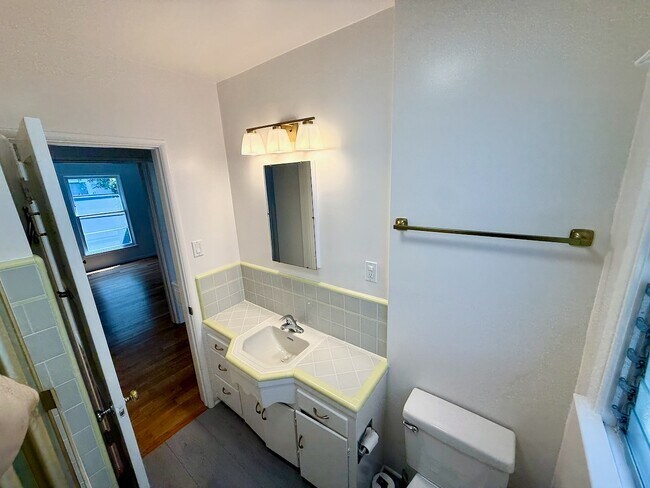 bathroom - 714 Lincoln Blvd