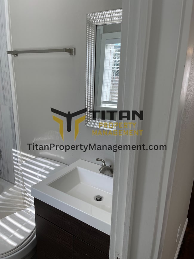 Building Photo - Updated Studio Apartment