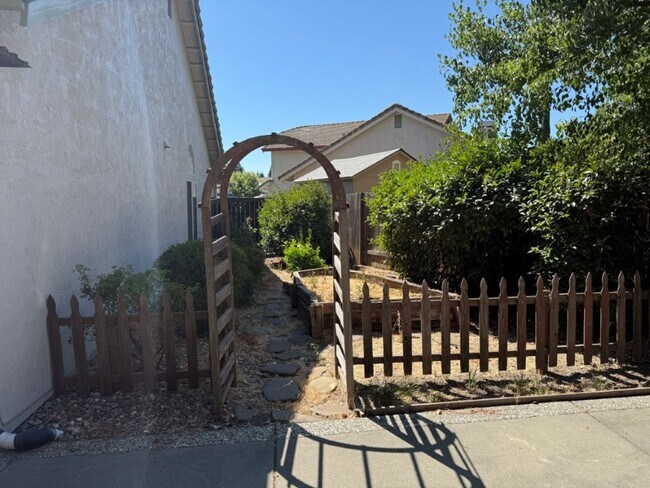 Building Photo - Modern 3 Bedroom 2 Bath One Story Browns Valley Vacaville *Star Rentals