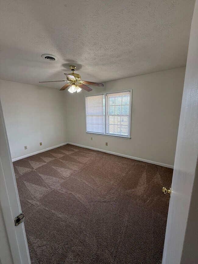 Building Photo - 2 bed 1 bath duplex in Bogart, just outside of Athens