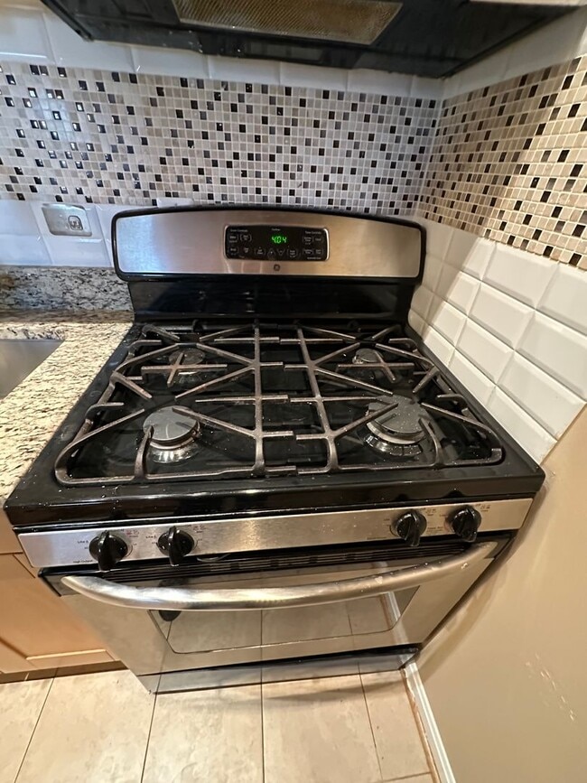 Building Photo - Fantastic Adams Morgan Location!