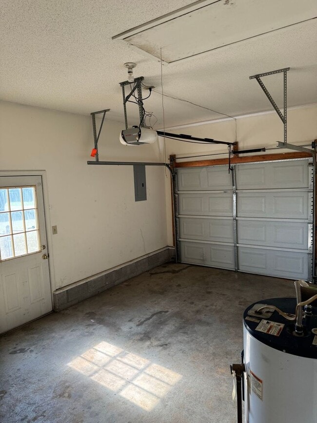 Building Photo - Convenient Location!  3 bedroom 2 bath wit...