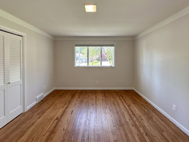 Building Photo - Stylish Grosse Pointe Woods Ranch with EV ...