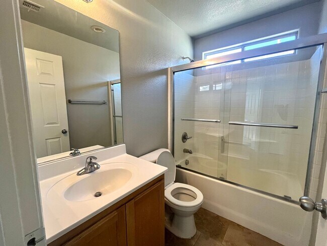 Building Photo - **$800 OFF MOVE IN BY 11/14/25**Spacious T...