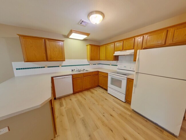 Building Photo - 609 S Mt Carmel St