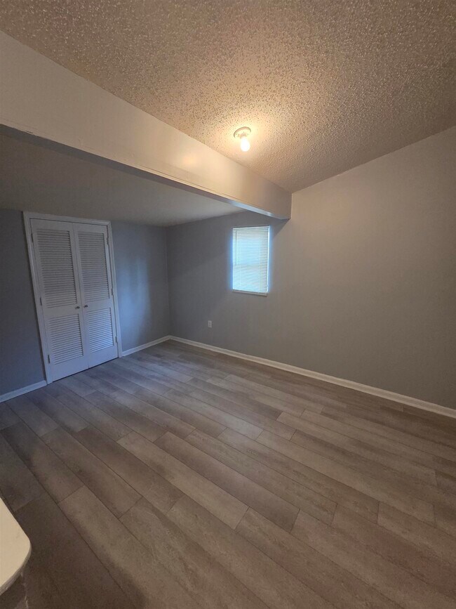 Building Photo - 3347 Clearbrook St