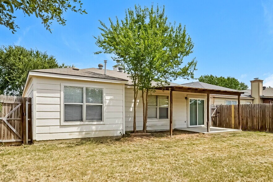Building Photo - 1009 Springcreek Dr