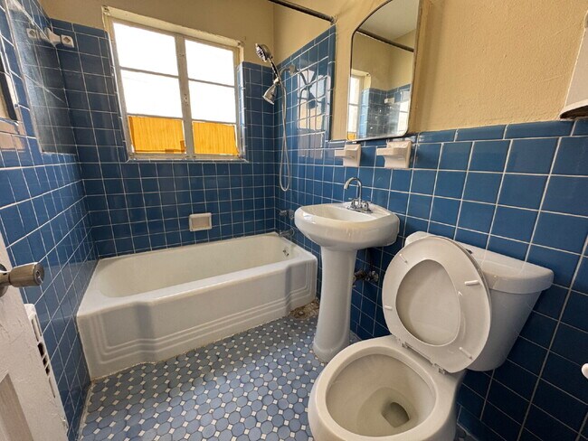 Building Photo - 1 bedroom and 1 bathroom unit available at...