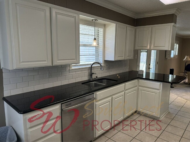 Building Photo - Lovely, spacious home that welcomes you in!