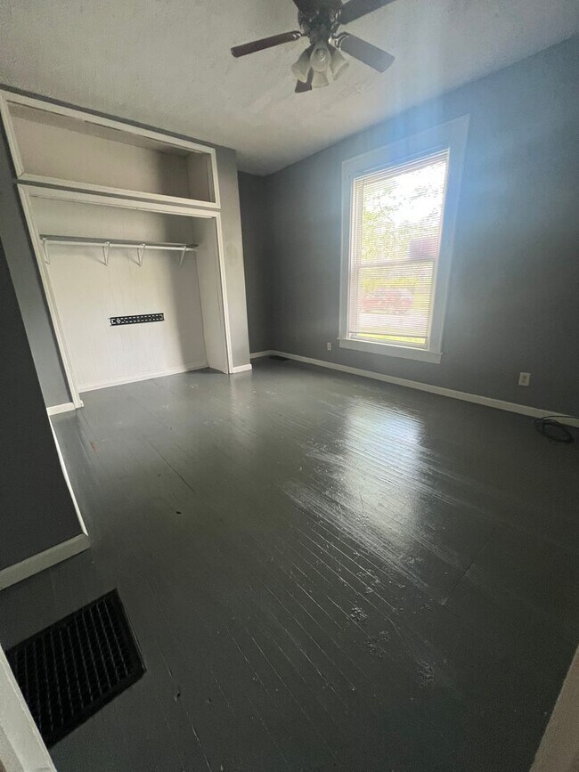 Building Photo - 520 N Alameda Ave