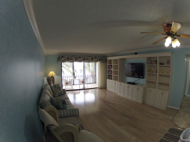 Building Photo - 868 Bayway Blvd