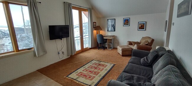 Living room with work desk and wifi - 114 Aldasoro Rd