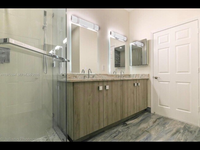 Building Photo - 621 NE 8th Ave