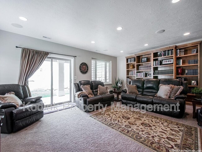 Building Photo - 637 Edgewood Dr