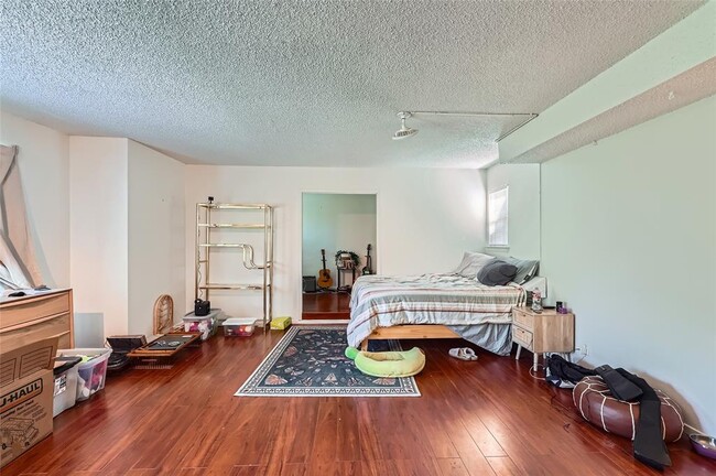 Building Photo - 6810 Thorncliffe Dr