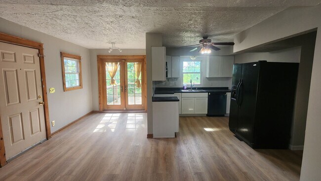 Building Photo - Spacious 4 bedroom