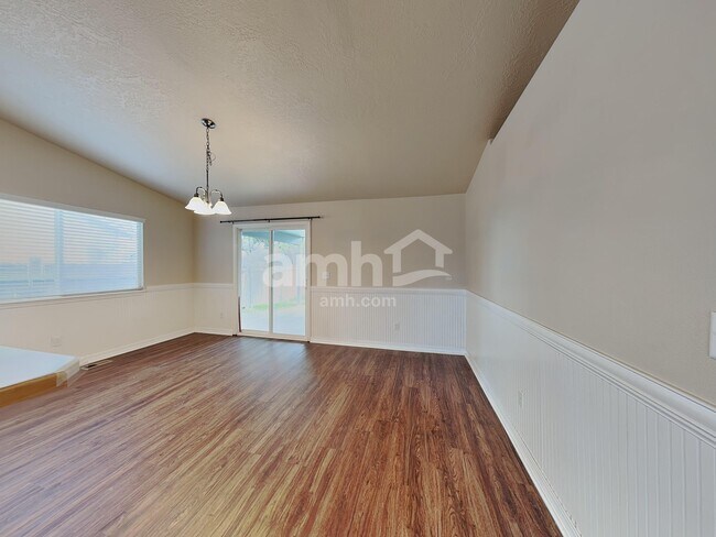 Building Photo - 544 N Locust Ave