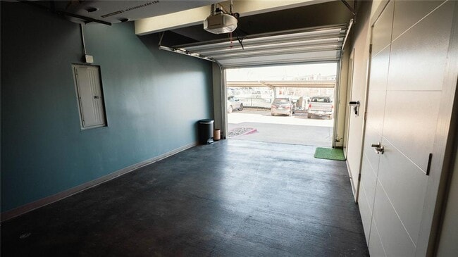 Building Photo - 604 N Bluff Dr