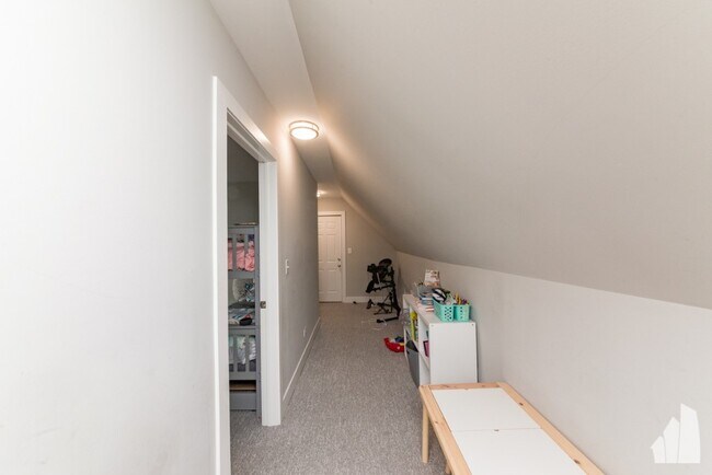 Building Photo - 3570 W Dickens Ave