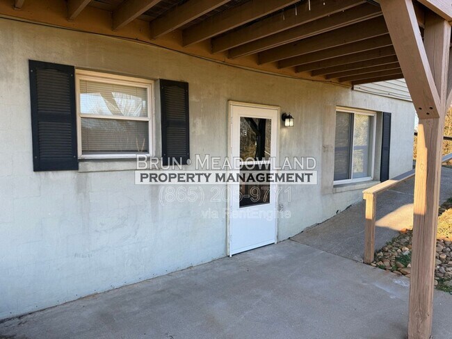 Building Photo - 1805 Meadowland Ln