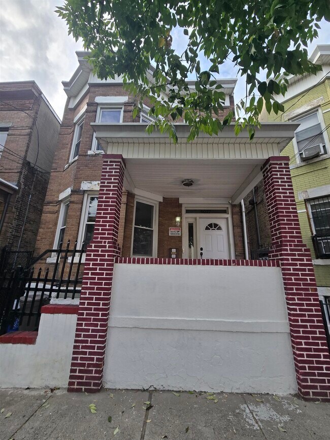 Building Photo - 6027 Monroe Pl