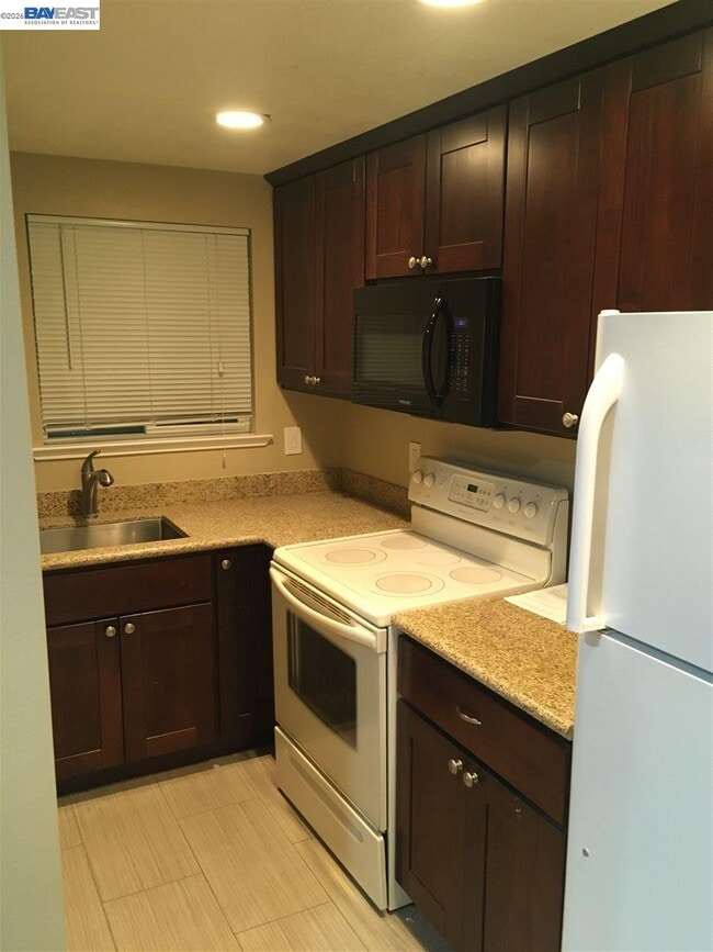 Building Photo - 1581 Mendenhall Dr