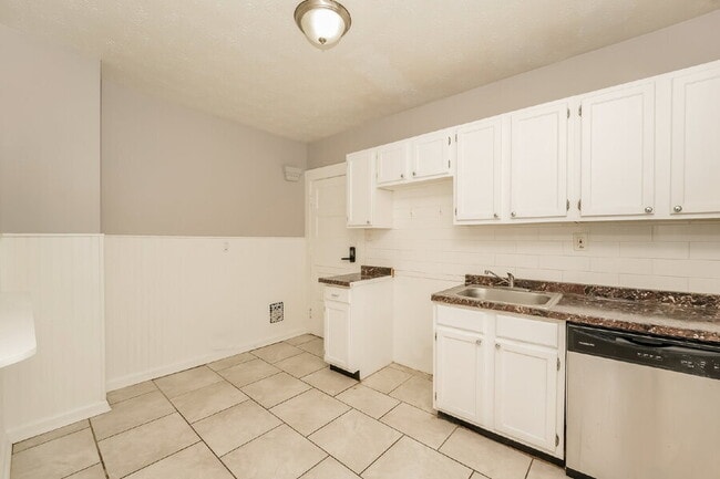 Building Photo - 3870 W 19th St