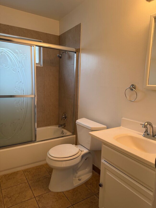 Building Photo - 1 Bedroom and 1 Bath Apartment