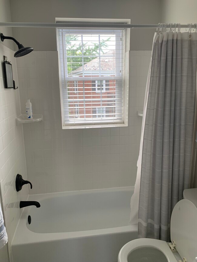 Building Photo - 2 Bed, 1 Bath Condo