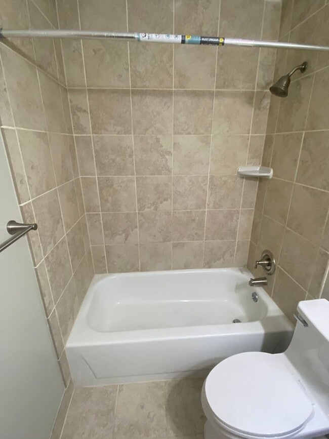 Building Photo - A three bedroom plus den, three and one half bath townhouse conveniently located in Rockville Mar...